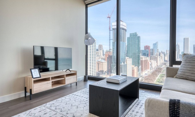 South Loop Apartment | Ideal South Loop 1BR w/Pool, Gym & Spa, nr Grant Park, by Blueground