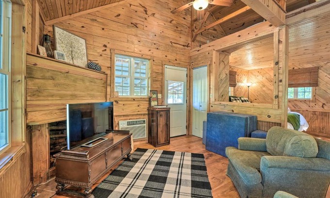 Fruitvale House | Idyllic Cabin with Fire Pit, Kayak On-Site!