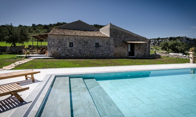 Noto House | Idyllic country house, panoramic pool with sea views, quiet, WiFi, heating, 7 people