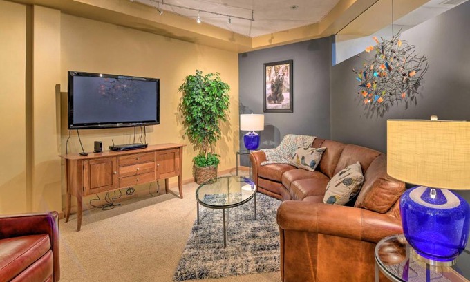Downtown Anchorage Apartment | Idyllic Dtwn Anchorage Condo with Fireplace!