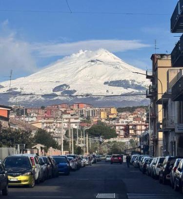 Monte Po-Nesima-San Leone-Rapisardi Apartment | Il balcone sull Etna