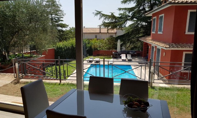 Riano Villa | IL CICLAMINO POOL FOR YOUR SOLE USE BIG IN-GROUND - 70m2 house & 300m2 outdoor, child & pet friendly, 10 minutes drive to Montebello Station connecting to Rome centre in 20 minutes, 3 minutes drive to supermarket -4 language warm guest care