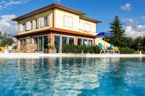 Cecina Villa | IL NOCCIOLO 12, Emma Villas