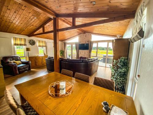 Fangfoss House | Immaculate 3-Bedroom Private Lodge near York