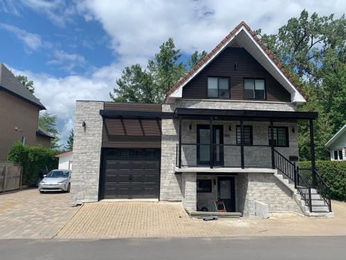 Fabreville House | Impeccable, modern, river view, renovated cottage