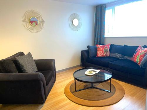 Havering Park House | Impeccable Spacious 6-Bed House in Romford