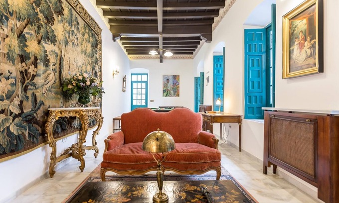 El Arenal Villa | Impressive 5 bedroom house in the city center with private pool and jacuzzi