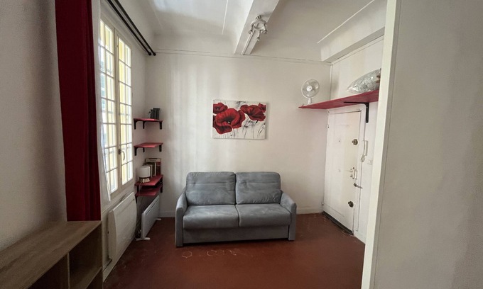 Old Town Apartment | In old Nice, 2 steps from the sea, the coulée verte and the flower market