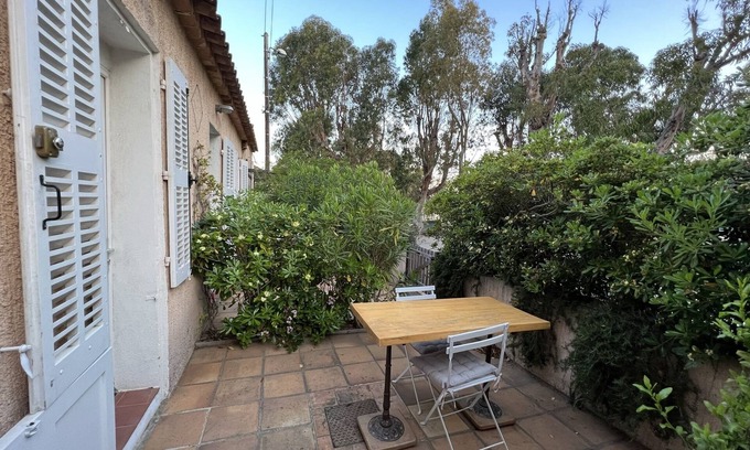 Porquerolles Apartment | In the heart of the village, luxury studio 17m2, flowered terrace 9 m2, air conditioning