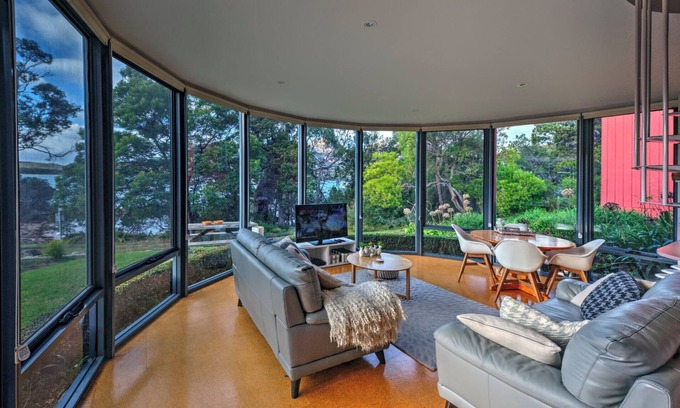 Coles Bay Apartment | In the heart of town, ocean & mountain views, opposite waterfront. Free wifi.