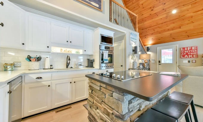 Semora House | Incredible Lake-Front Views, WiFi, and Activities for All Ages