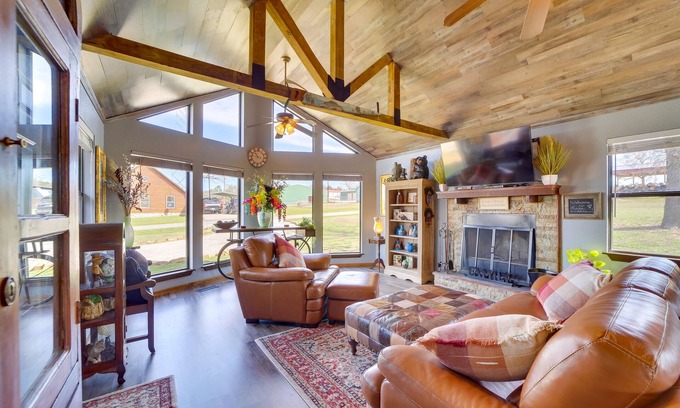 Vian Cabin | Incredible Log Home: 1 Mile from Lake Tenkiller