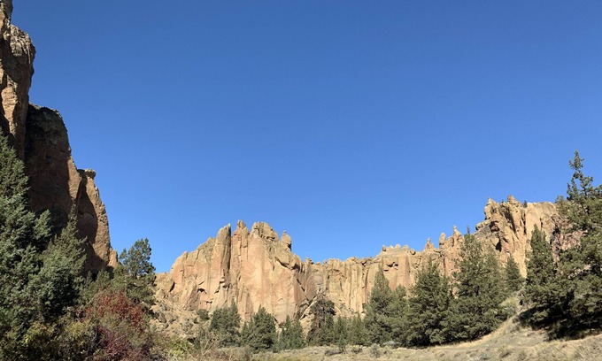 Terrebonne House | Incredible View Huge Home + JACUZZI on Crooked River Canyon Rim near Smith Rock
