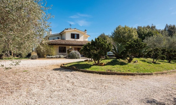 Campagnano di Roma Apartment | INDEPENDENT APARTMENT FOR 2 PEOPLE IN BEAUTIFUL ESTATE NEAR THE LAKE
