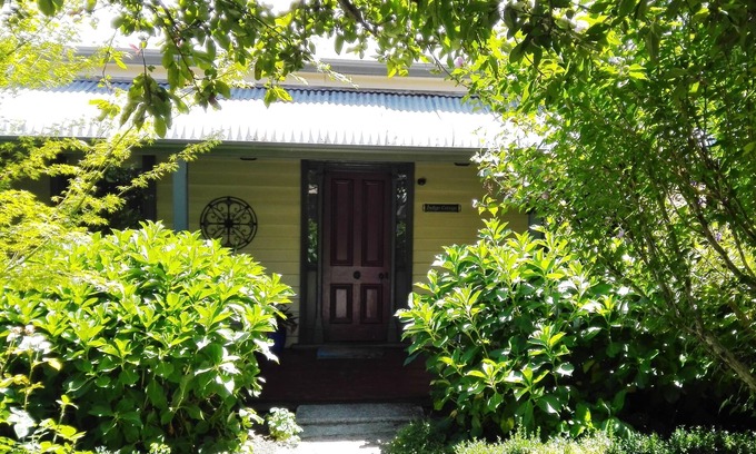 Beechworth House | Indigo Cottage: Heritage Cottage with wrap around views to the Gorge Rock