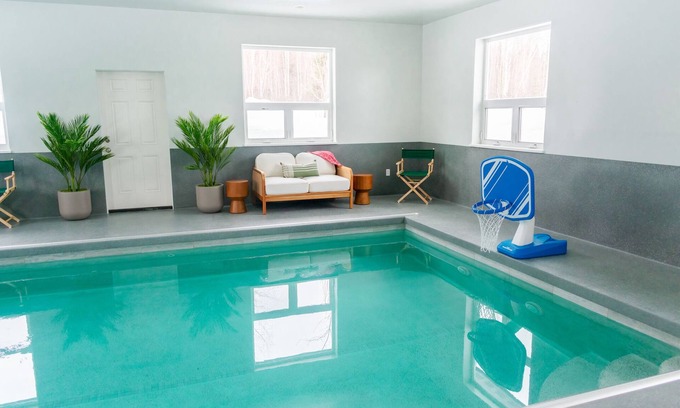 Meadow Lakes House | Indoor heated pool, sauna, exquistly decorted private retreat with gated drive