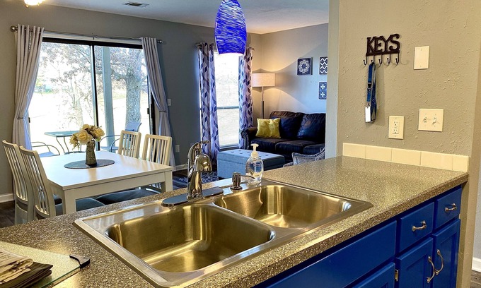 Table Rock Condo | Indoor/Outdoor pools~<10 miles Silver Dollar City, & <5 miles to Table Rock lake