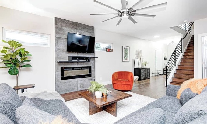 Fountain Square House | IndySocialStay|Sleeps16| Fountain Sq |GroupGetaway