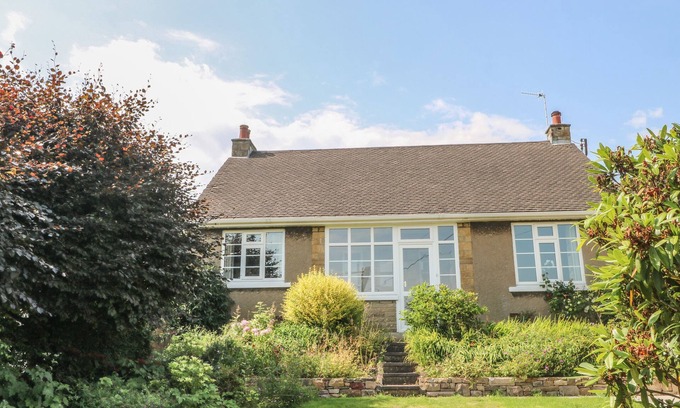 High Peak House | INGLEDENE, pet friendly, with a garden in Chinley