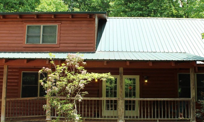 Hico Cabin | Insignificant Cabin: Spacious 5BR, 3.5BA Retreat with Hot Tub