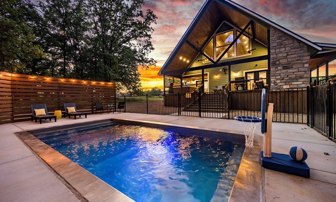 Broken Bow Cabin | Insta-Worthy Cabin w/Heated Pool/Hot Tub/Arcade/Slide/Foosball/Swings/Fire Pit