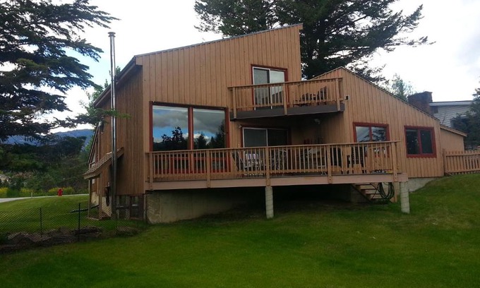 East Kootenay House | Invermere, BC On the Lake! Luxury 4 Bedroom Vacation Home with Panoramic Mountain Views! Walk to Town, Shopping, Tennis, Volleyball, Pickle Ball, Dining, Bakery, Pubs, Swimming, Boating, Hiking, Fish, Biking, Hot Springs! Construction Trades Welcome
