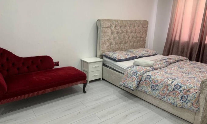 Lacey Green House | Inviting 2-Bed fully Furnished House-High Wycombe