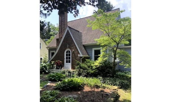 Ann Arbor House | Inviting 2-bedroom Tudor home