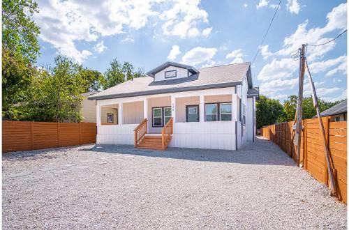 Highland Park House | Inviting 4BR2BA Near Downtown Riverwalk