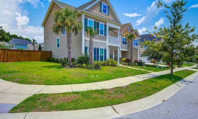 Johns Island House | Inviting dog-friendly home with full kitchen, balcony, central AC, & W/D
