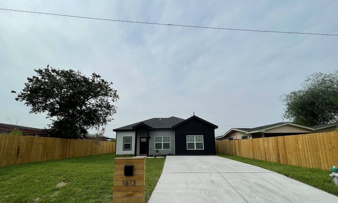 McAllen House | Inviting Dog-Friendly Home - Full Kitchen