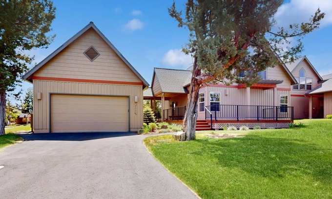 Redmond Ski Chalet | Inviting home w/expansive deck, BBQ grill, & access to Eagle Crest Resort