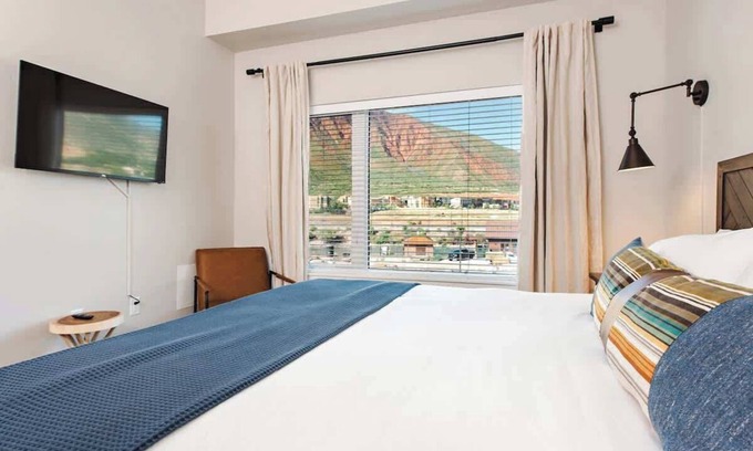 Glenwood Springs Condo | Iron Mt Hot Spgs Condo #307 | Mtn Views | Sleeps 4