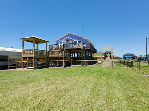 Crystal Beach House | Irresistible local Fenced yard, pet &kid friendly
