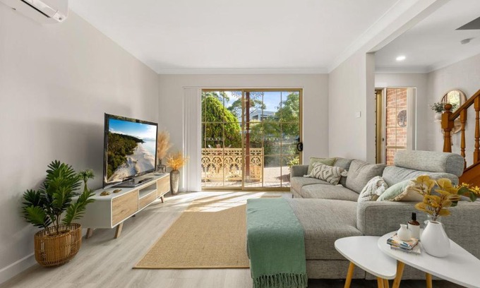 Huskisson House | Irrilassa by the Beach by Experience Jervis Bay