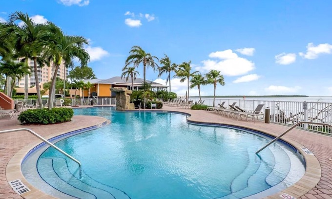 Fort Myers Beach Hotel | Island Escape: 2 Spacious Units w/Full Kitchen & Pool Access