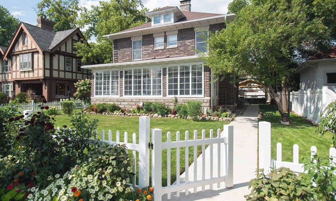 Lake Geneva House | It’s Showtime – Historic Downtown Geneva Escape!