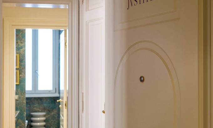 Rione II Trevi Apartment | Iustitia - Apartment with Frescoes