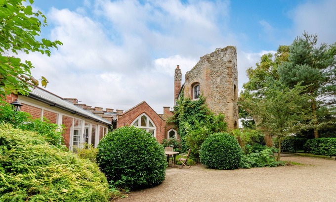 Woodbridge House | Ivy Lodge - Two Bedroom House, Sleeps 4
