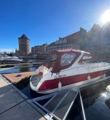 Gdansk City Center Boat Rental | JACHT GDAŃSK centrum, 2 double beds and 1 double bed on board, 4-6 persons