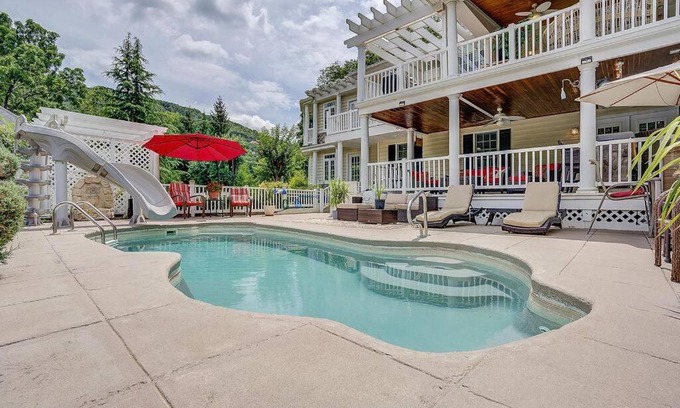 Covington House | Jackson River Estate 3 dwellings on River w/Pool sleeps 23