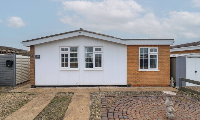 Anderby Creek House | JACOB'S RETREAT, pet friendly, with a garden in Chapel St Leonards