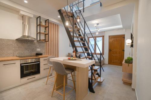 Khora Sfakion Apartment | Jacuzzi maisonette in Sfakia center 'New 2023'