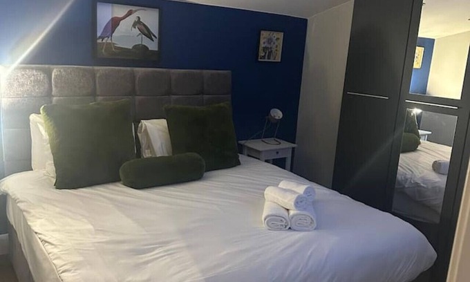 Watford Apartment | Jacuzzi Retreat Watford – 6 Pax