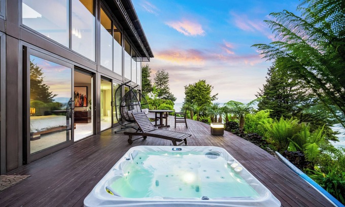 Ngaio Bay Cabin | Jacuzzi Suite - Ocean Views & Beach