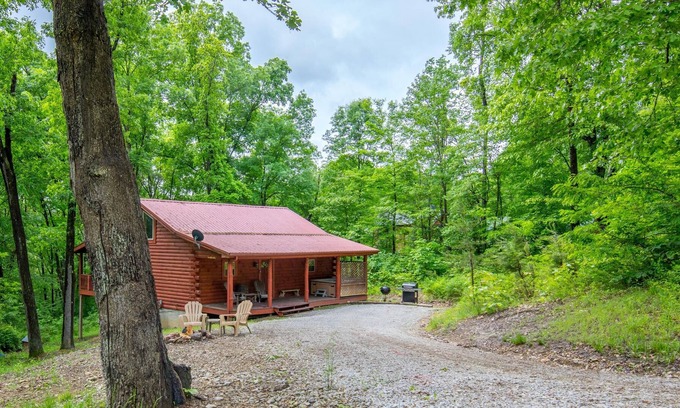 Logan Cabin | January Rent 2, Get 1 Free! 2 bedroom, 2.5 bath Hocking Hills cabin- dogs ok!