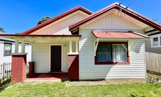 Katoomba Cottage | Jasmine Cottage - Art-Deco Cottage, 2 Bedroom, Climate-Control, BBQ, Accessible