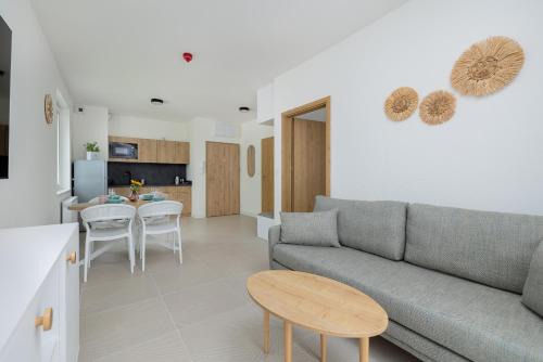 Dabki Apartment | Jasny Apartament z Jedną Sypialnią w Dąbkach Tuż przy Plaży z Parkingiem by Noclegi Renters