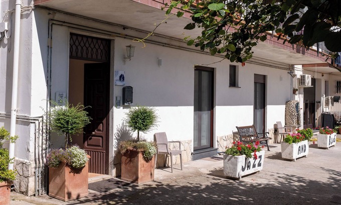 Bomerano Apartment | Jazz and blues house (near the pat of gods)