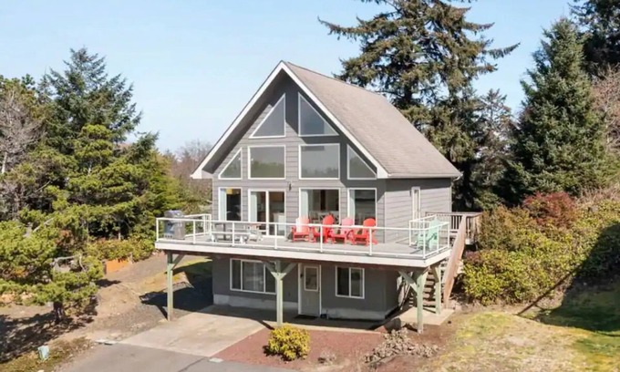 Westport Cottage | Jetty Lighthouse/Hot Tub/Walk to Beach/Sleeps 10/Pets Allowed